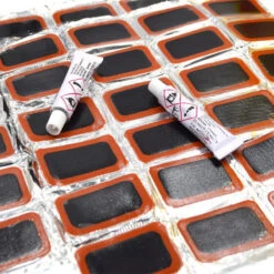 48 Rustines + 2 Tubes De Colle -Super B Soldes 48 rustines 2 tubes de colle 2